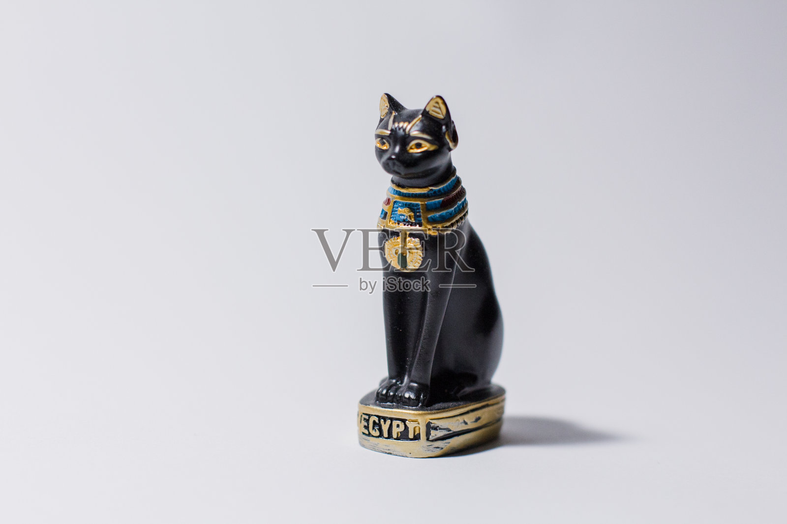 白色背景上的埃及猫雕像照片摄影图片