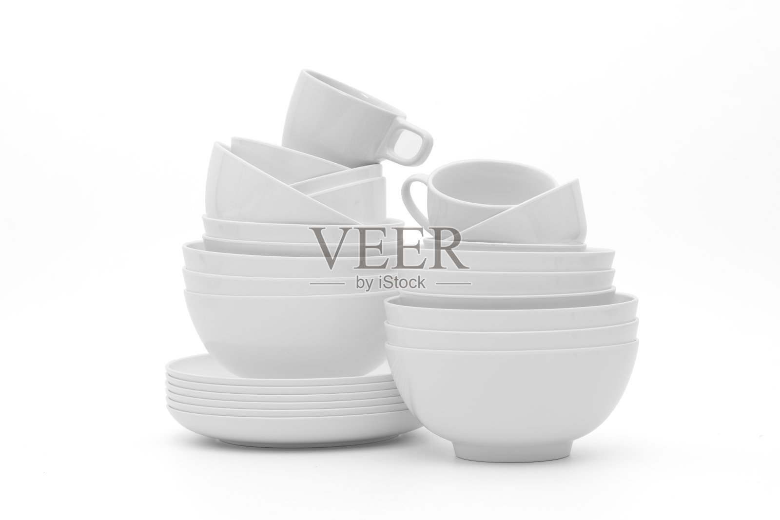 把干净的盘子和玻璃杯放在白色的背景上照片摄影图片