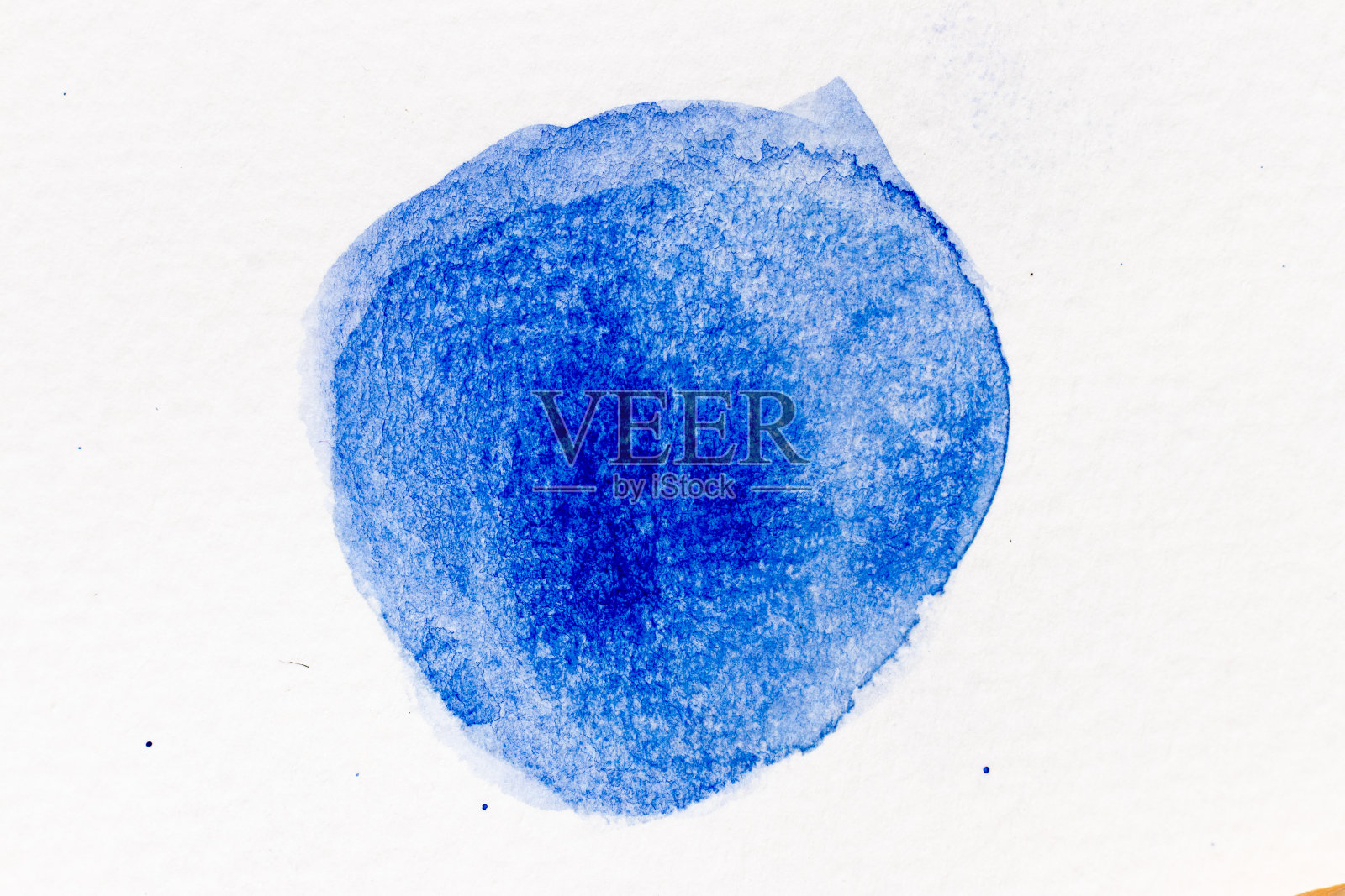 蓝色水彩绘制圆形笔刷或横幅在白色的纸背景形状照片摄影图片