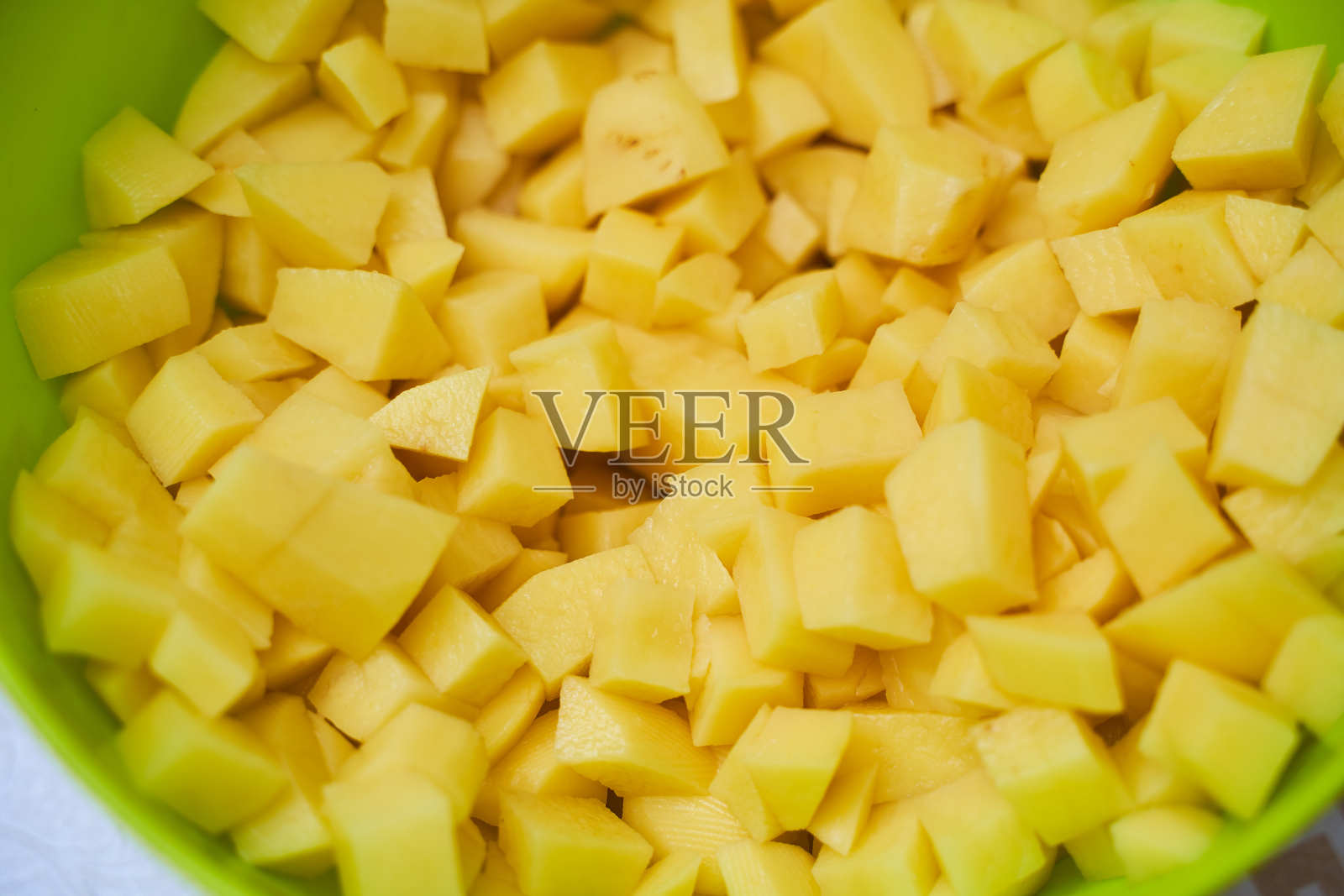 新鲜的土豆，放在绿色的器皿里。特写镜头照片摄影图片