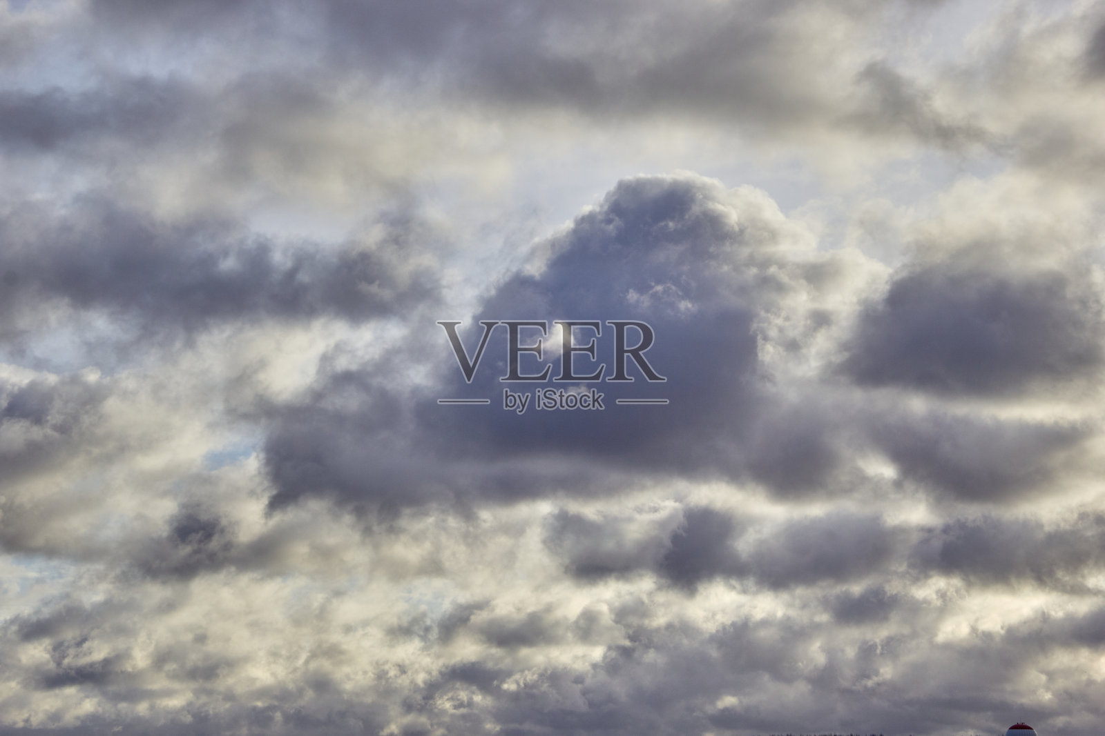 低空飘浮的积云在黎明的蓝天下照片摄影图片