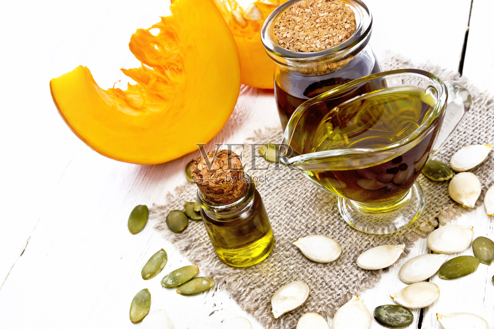 油南瓜装小瓶在船上照片摄影图片