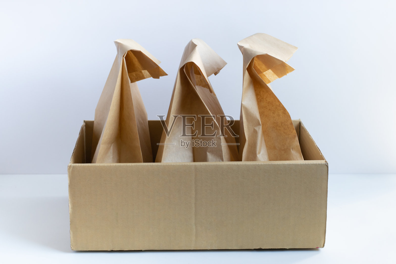 大流行性流感期间的非接触传递。食品盒和包装产品。捐赠箱。在线商店。照片摄影图片