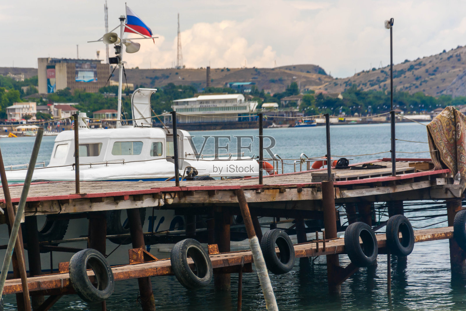 码头上的船照片摄影图片