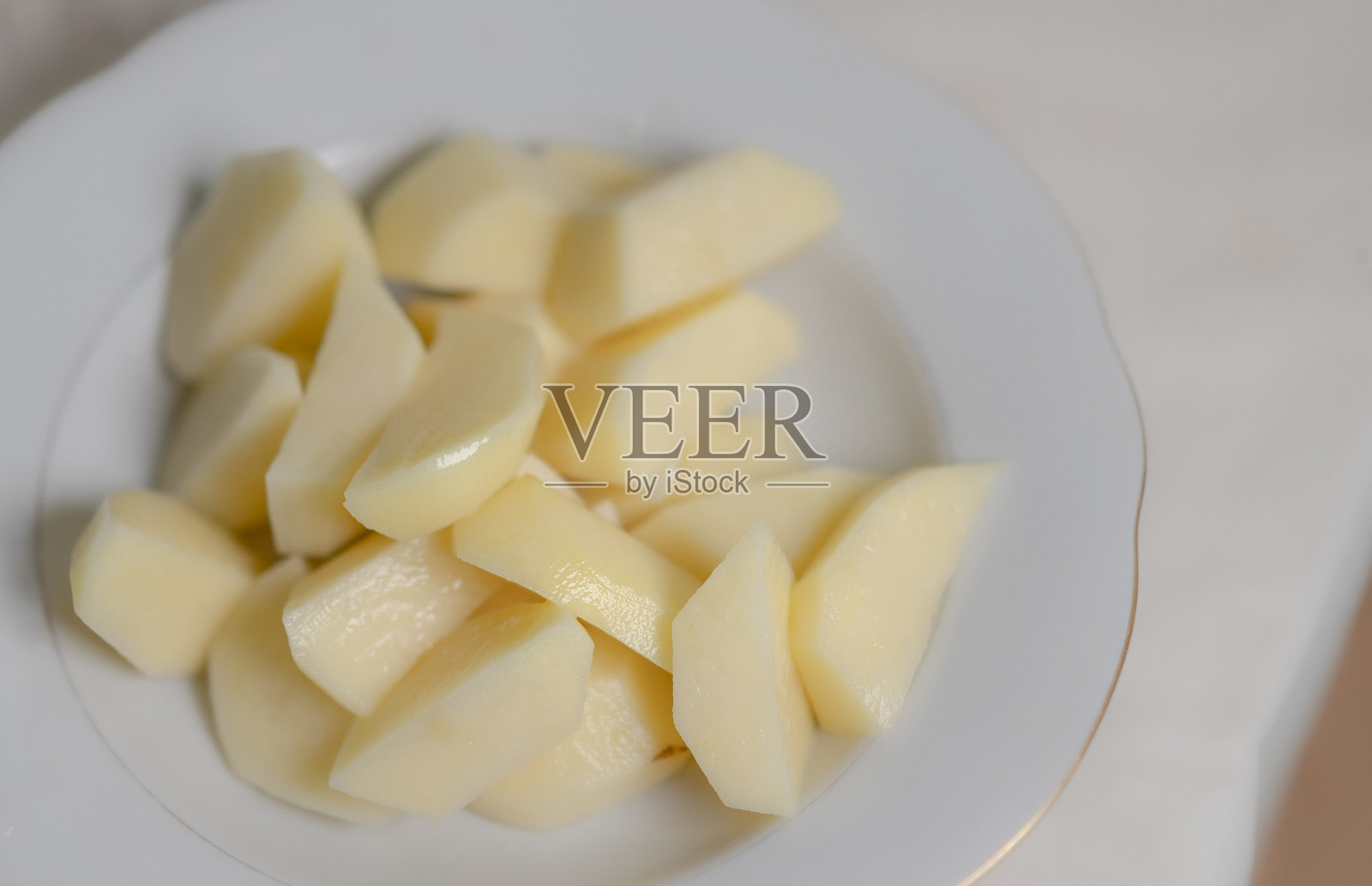 在盘子里切片的土豆照片摄影图片