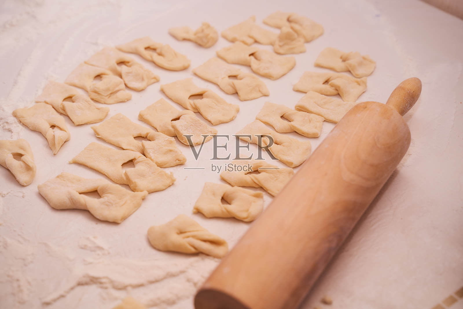 在轻桌上撒上糖粉的自制糕点照片摄影图片