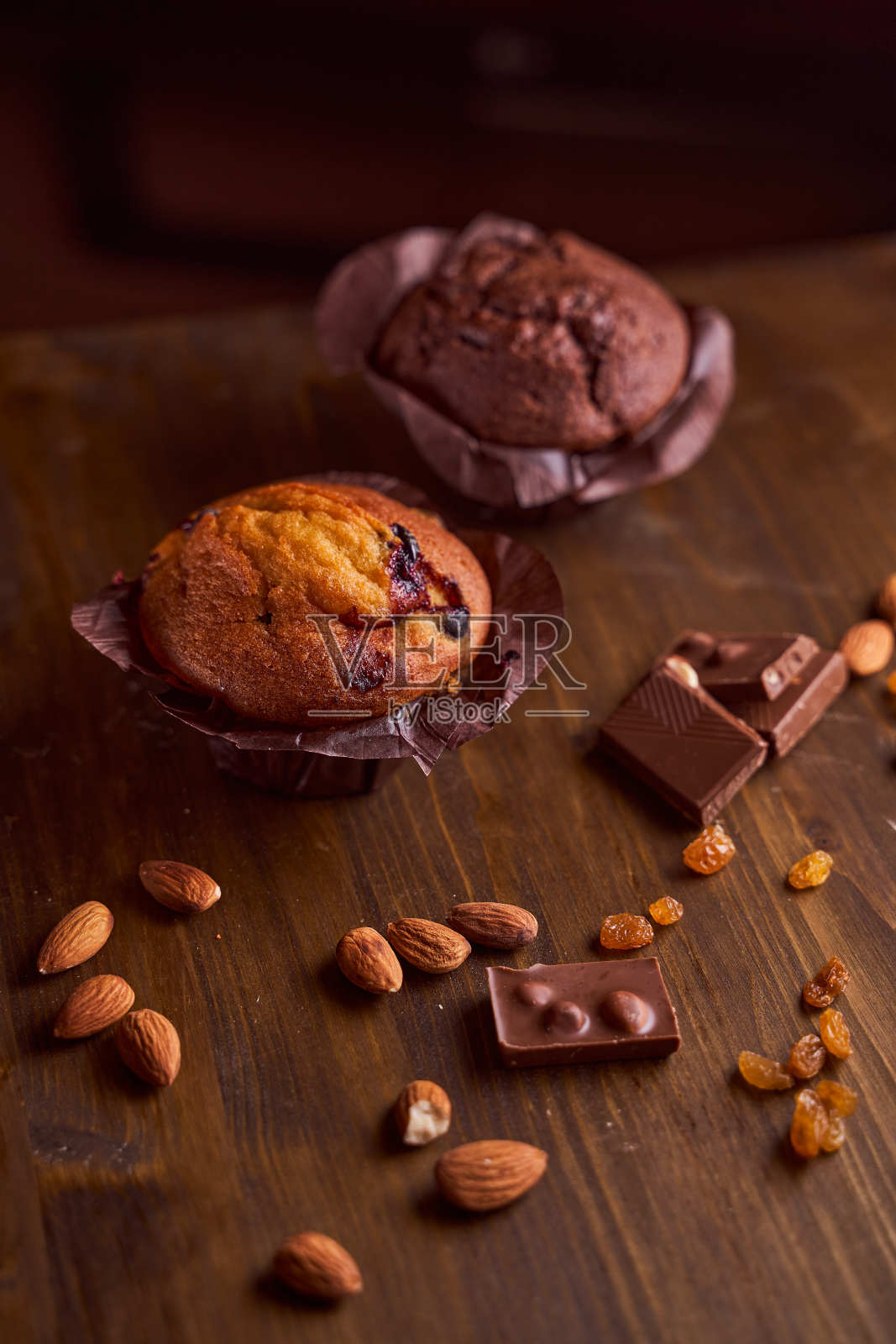 木桌上放着巧克力松饼，还有巧克力和塔塔利尼照片摄影图片