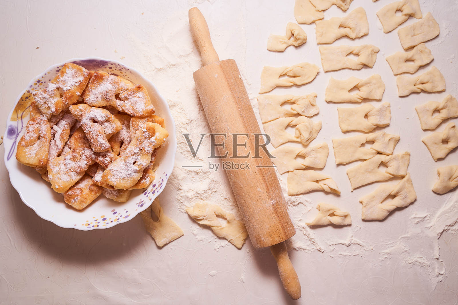 在轻桌上撒上糖粉的自制糕点照片摄影图片