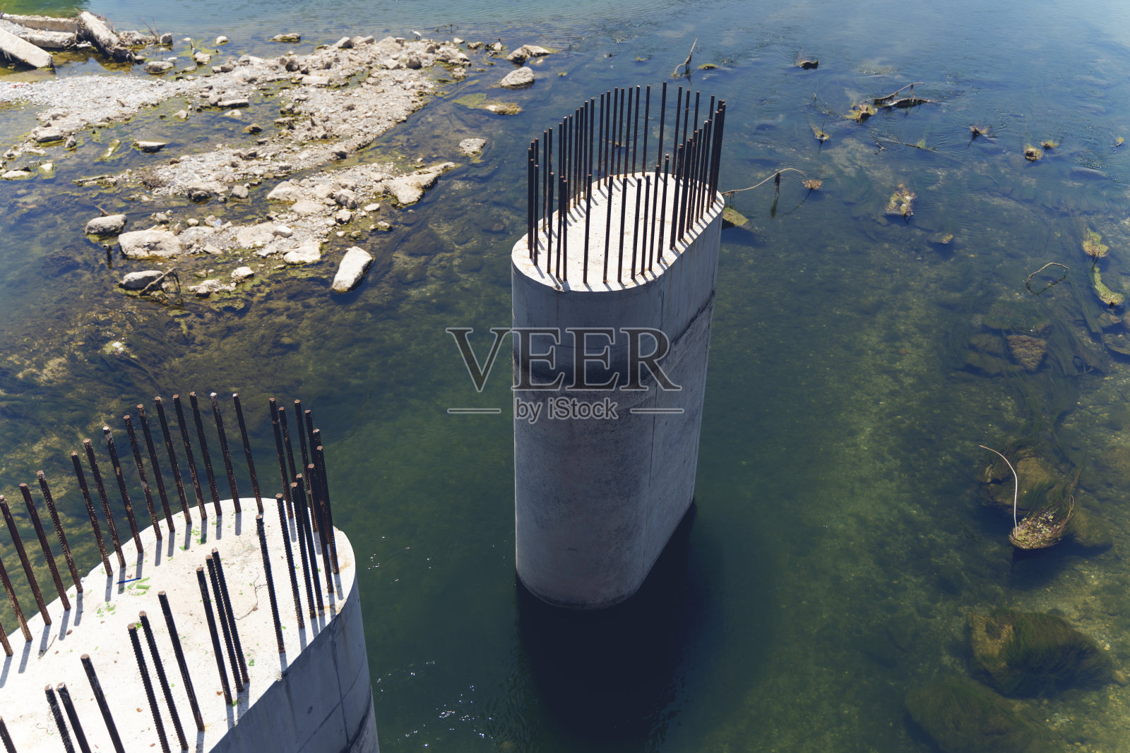 河中的建筑工地照片摄影图片