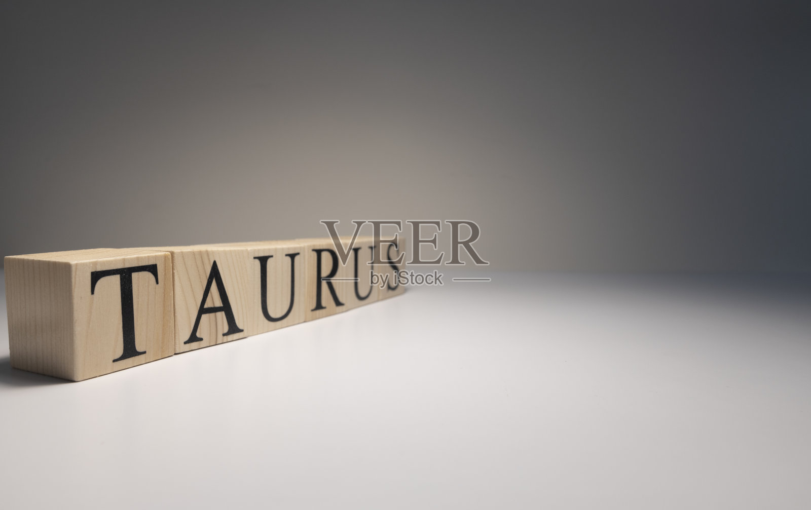 金牛字木制立方体上的白色背景。照片摄影图片