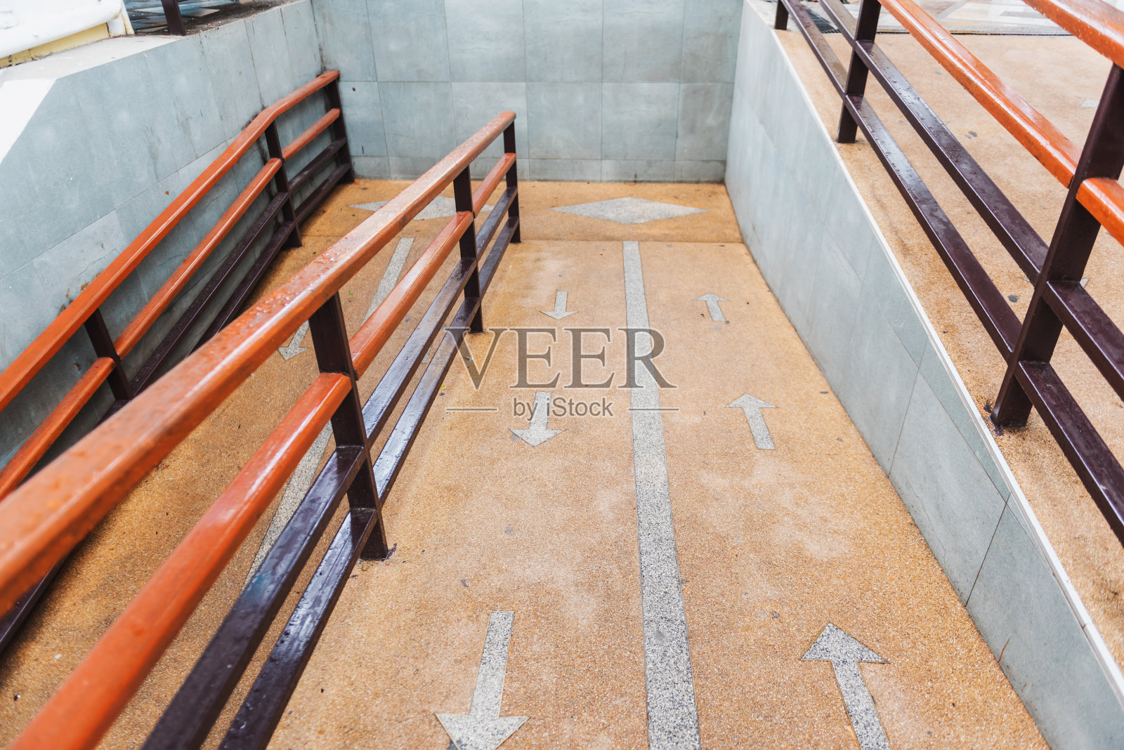 建筑中的走道有分界线和箭头叹气照片摄影图片