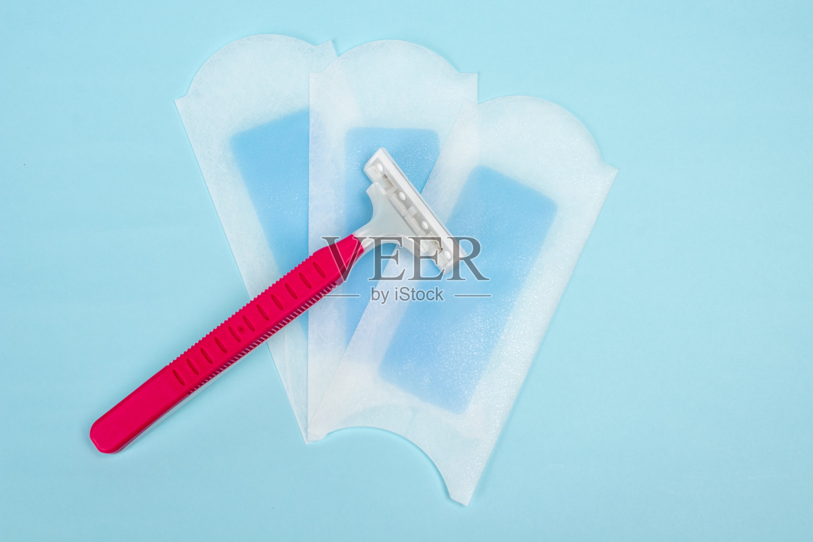 脱毛蜡条和剃须刀。美丽的概念。照片摄影图片