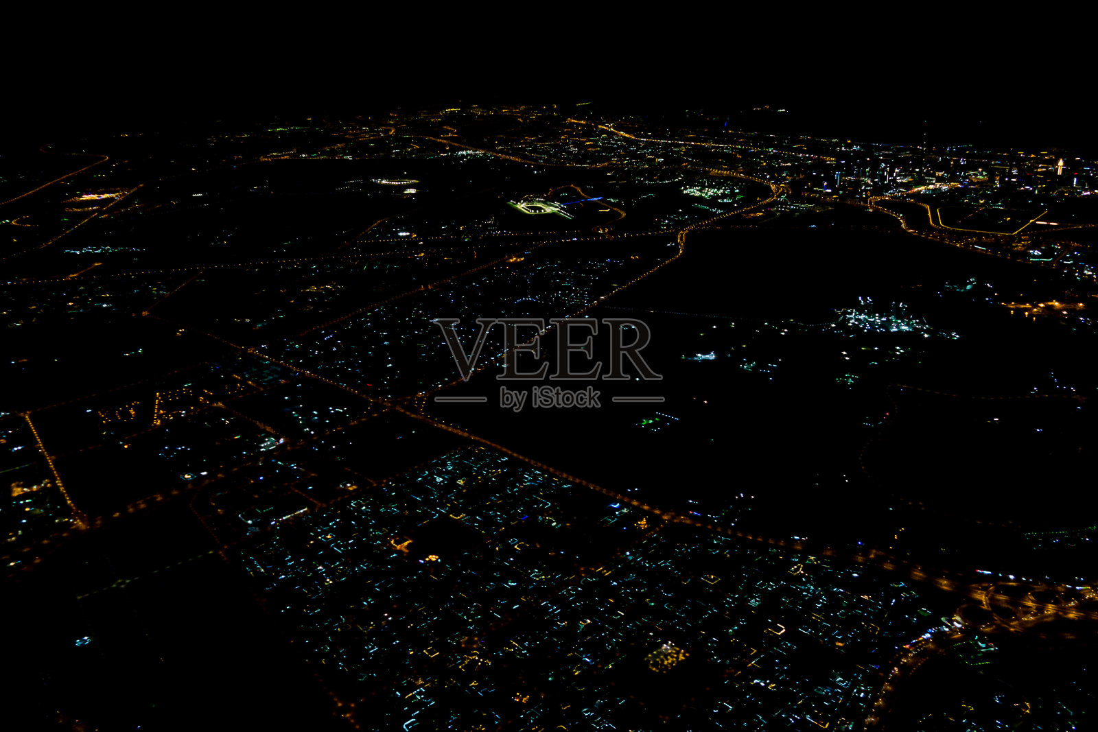 从飞机上拍摄的伊斯坦布尔美丽的夜景照片摄影图片