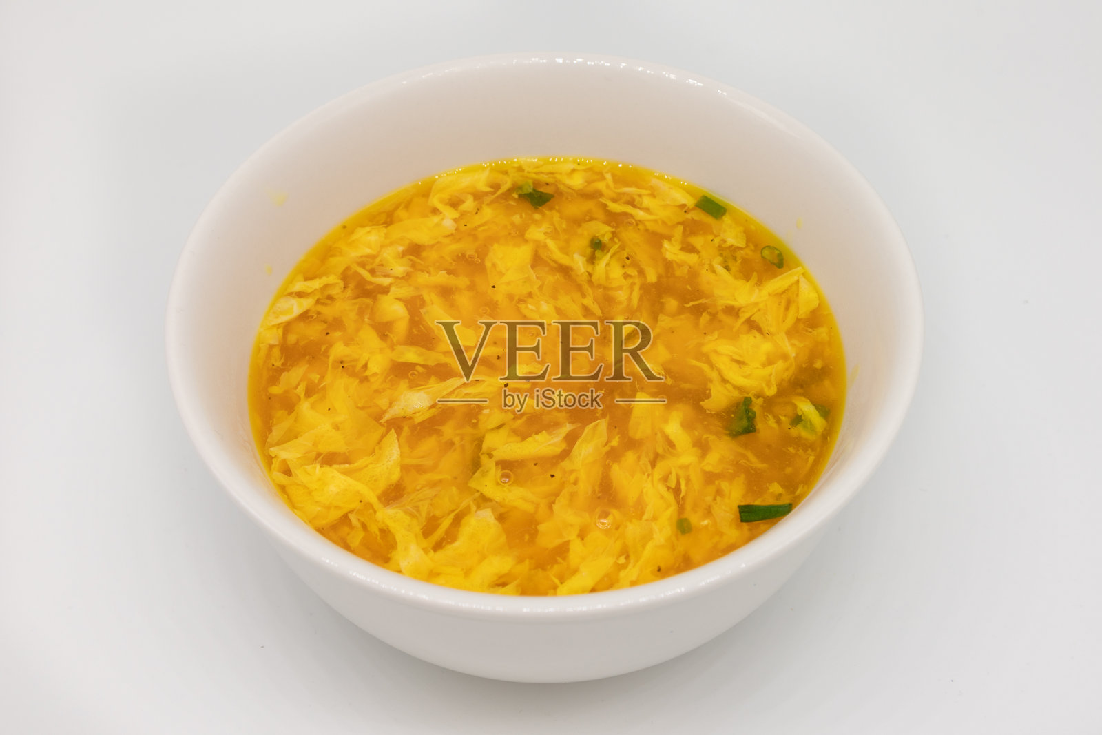 中国蛋花汤在白色的碗与白色的背景照片摄影图片