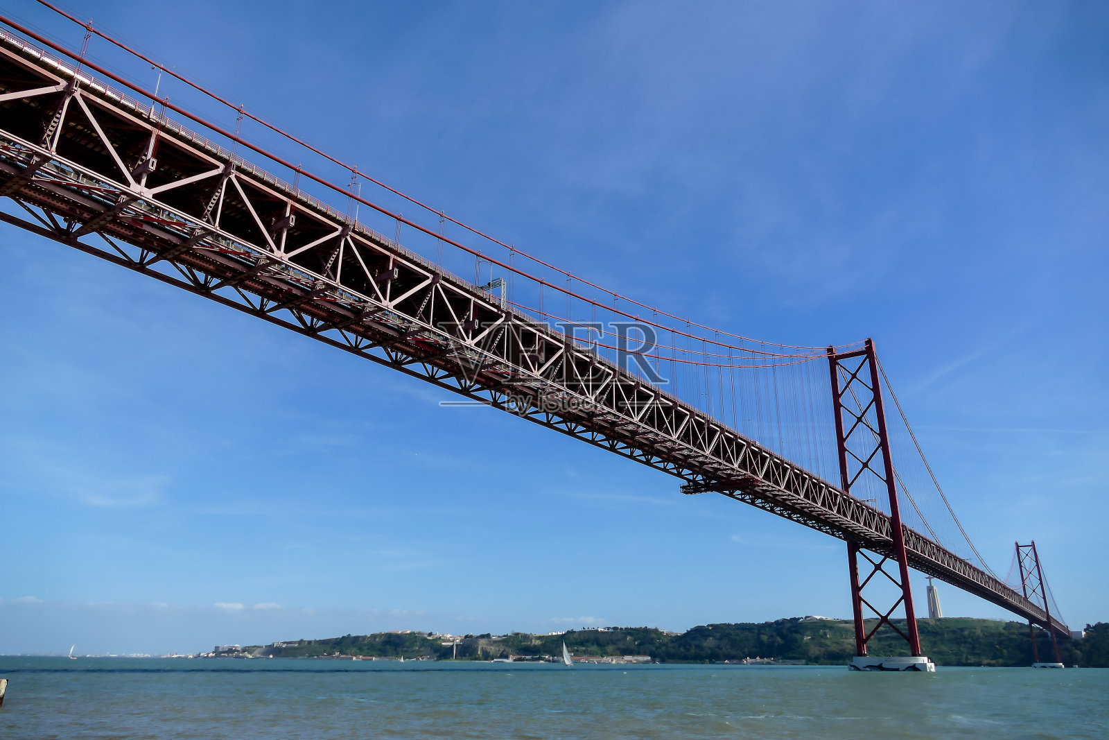 在葡萄牙首都里斯本的海上大桥照片摄影图片