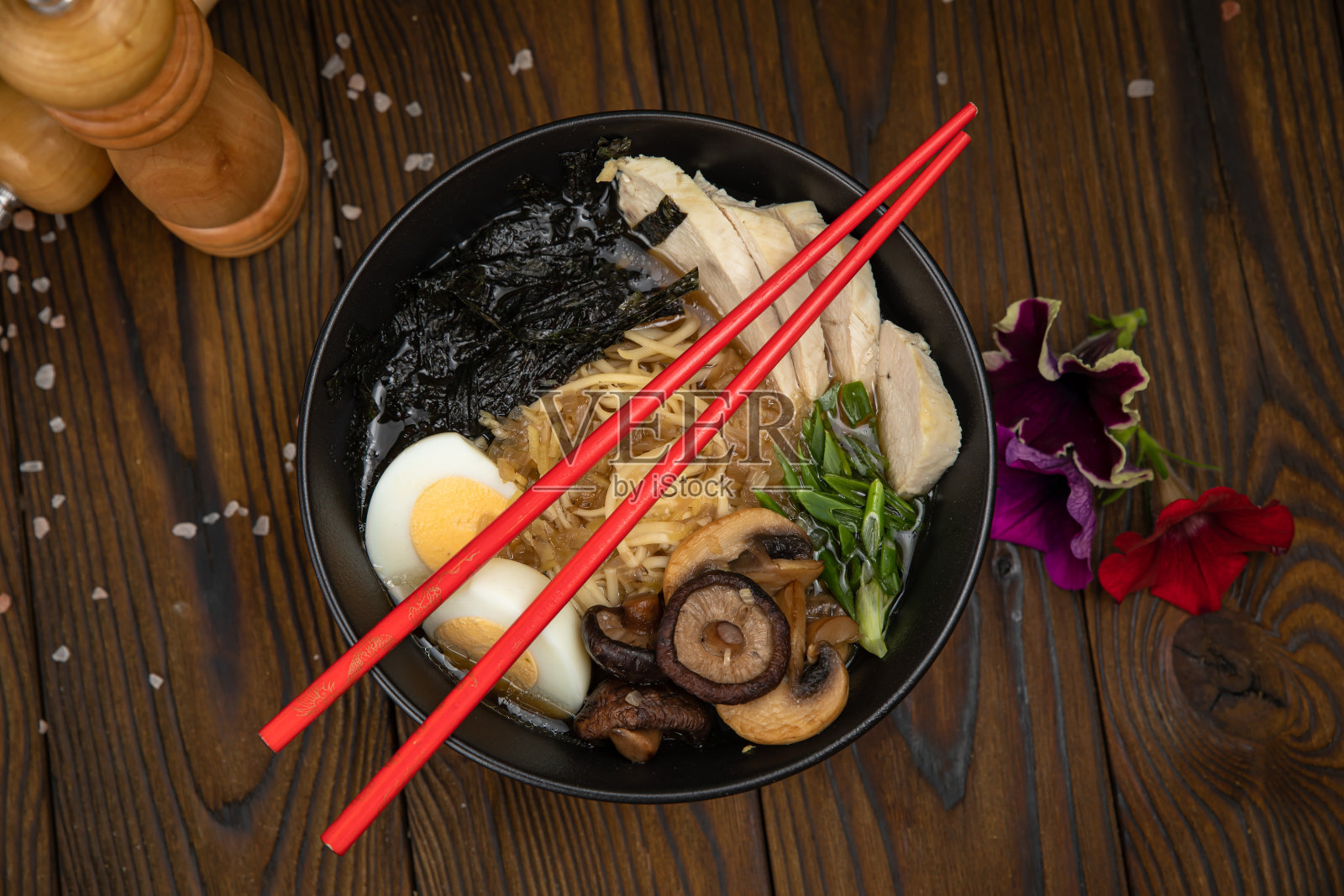 泰国辣味汤，有意大利面、蘑菇和肉照片摄影图片