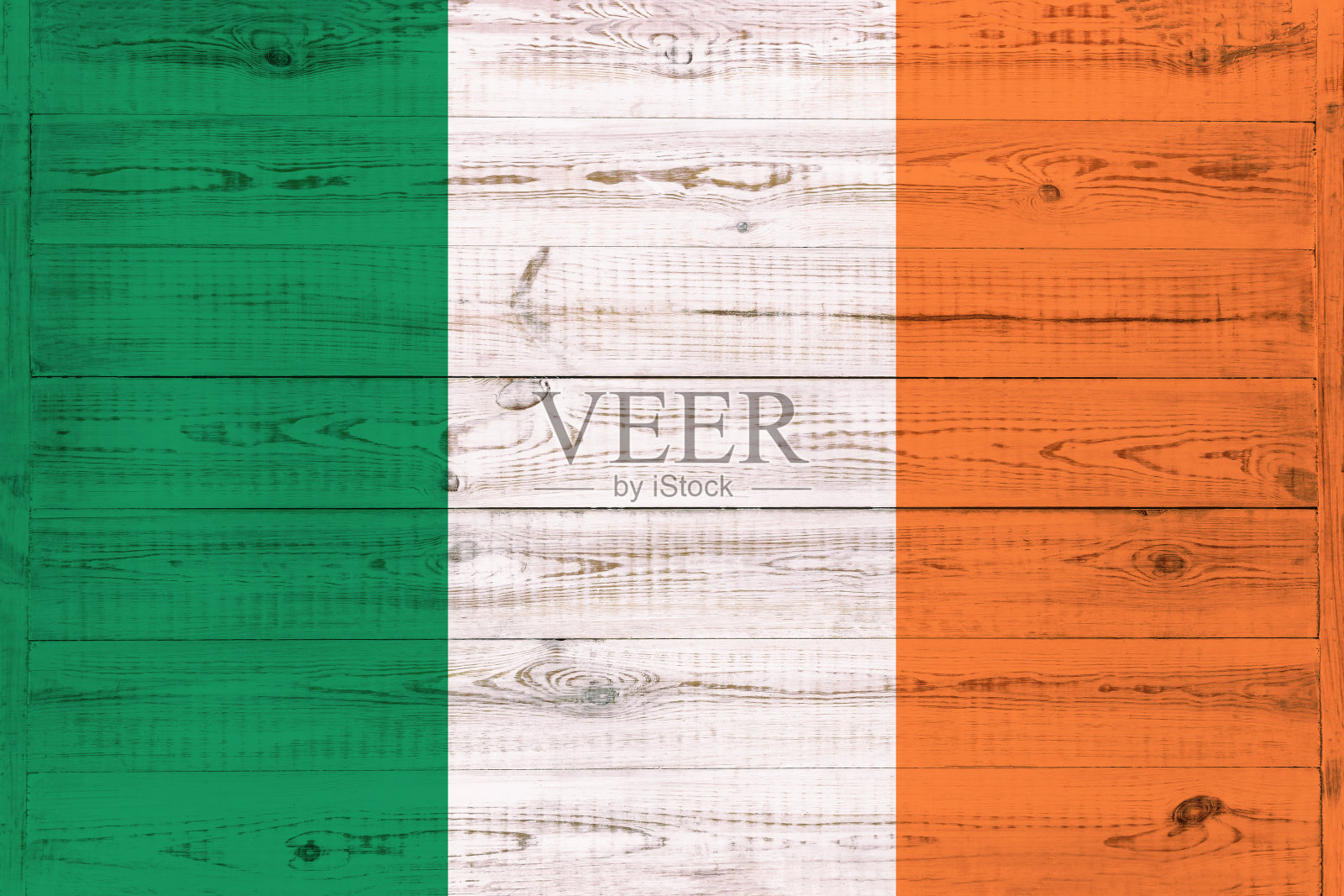 一面绘在旧木头背景上的爱尔兰国旗。纹理划痕背景和国旗日的概念。爱尔兰三色是由绿色、白色和橙色的垂直条纹组成照片摄影图片