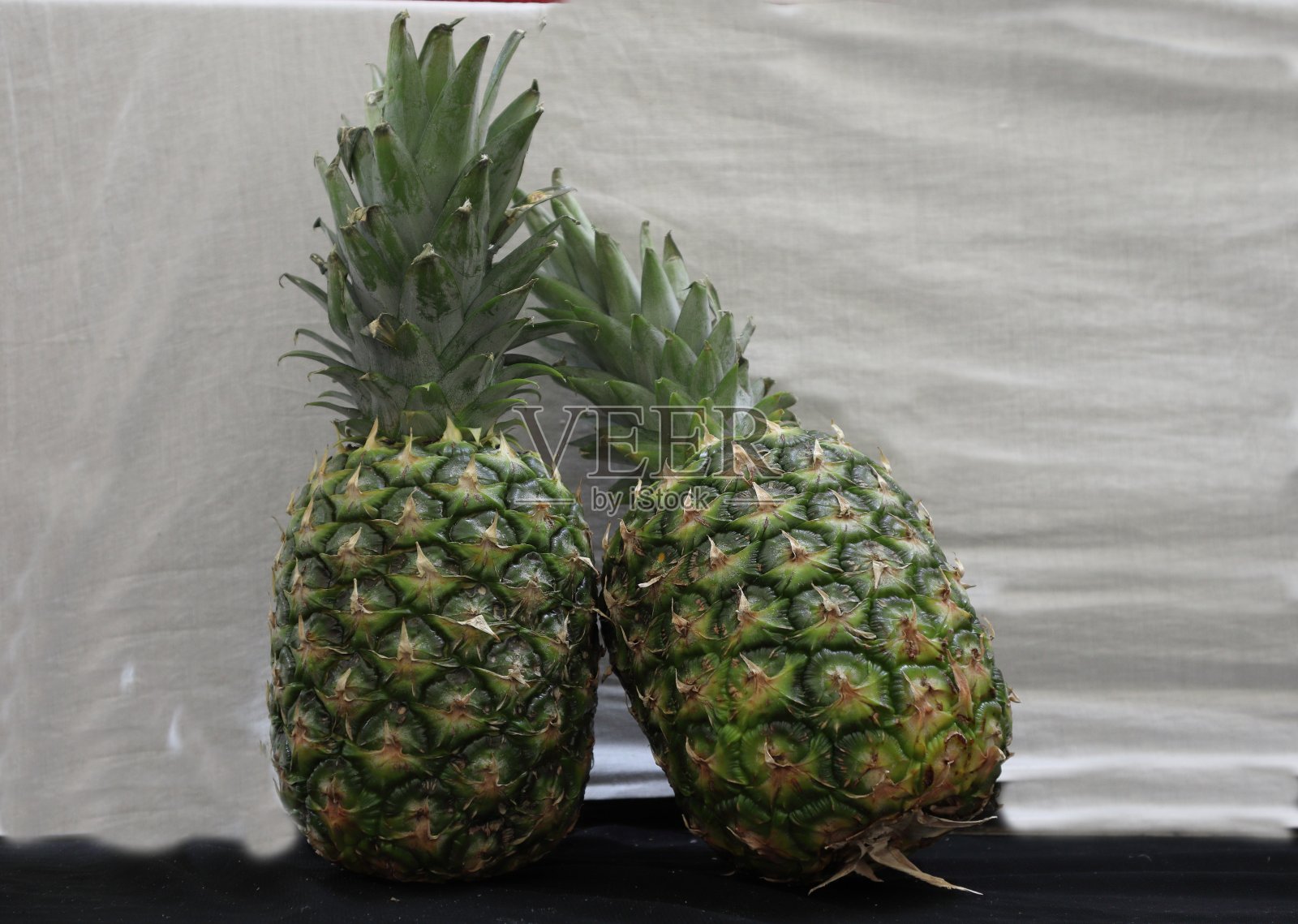 白色背景上的两个菠萝照片摄影图片