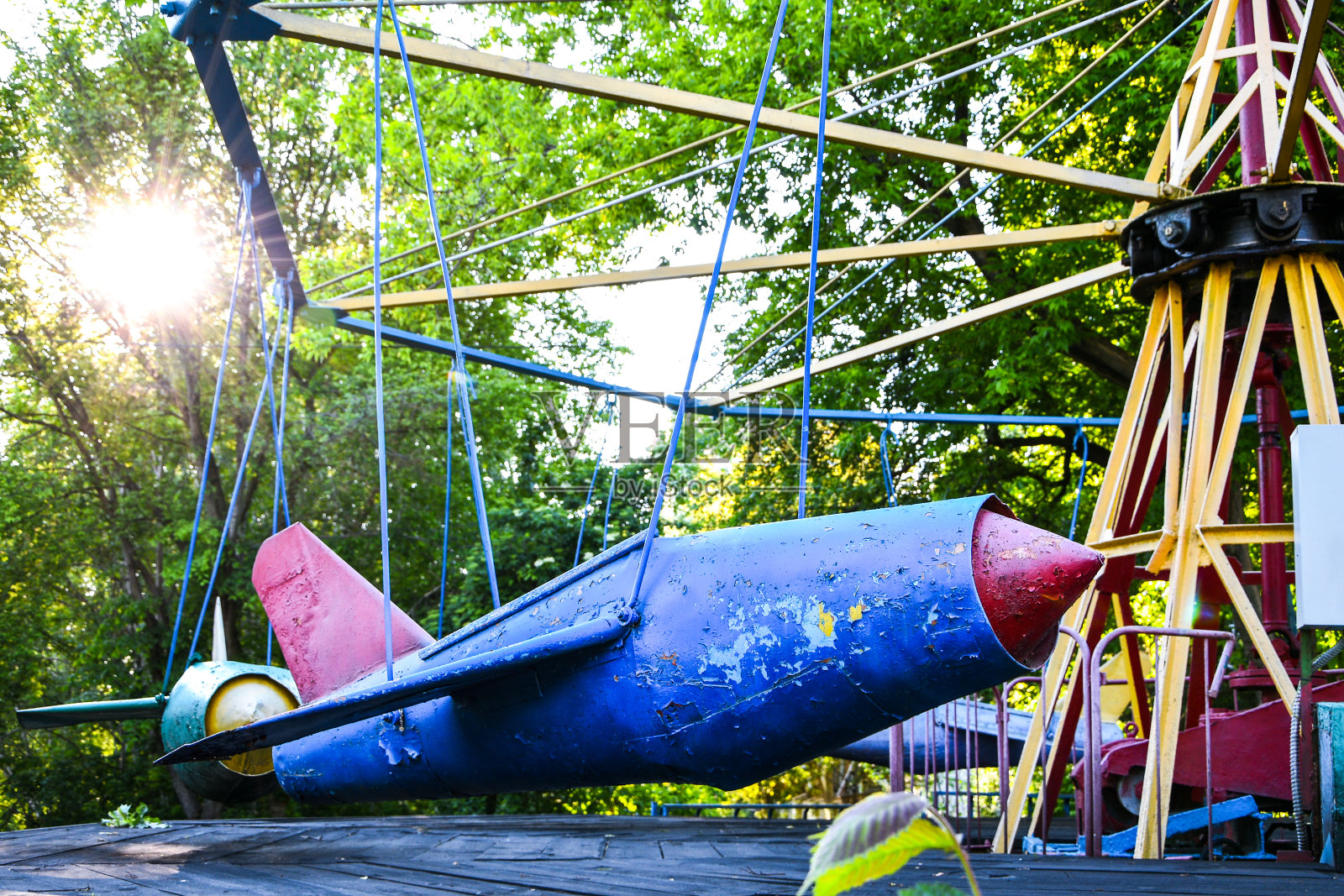 公园内空地，新冠肺炎大流行隔离期间禁止参观照片摄影图片