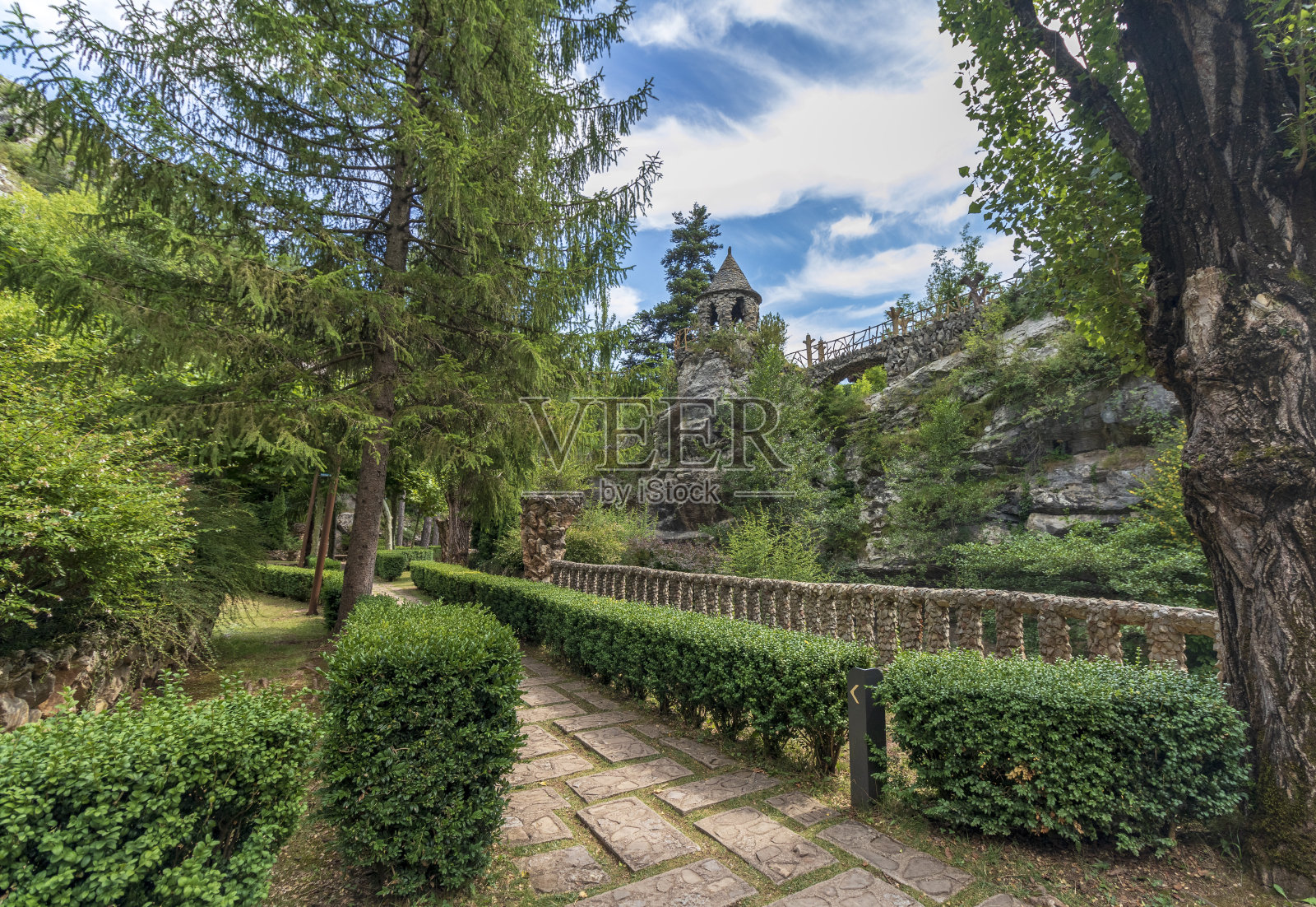 在加泰罗尼亚的La Pobla de Lillet村有这样一个美丽的地方照片摄影图片