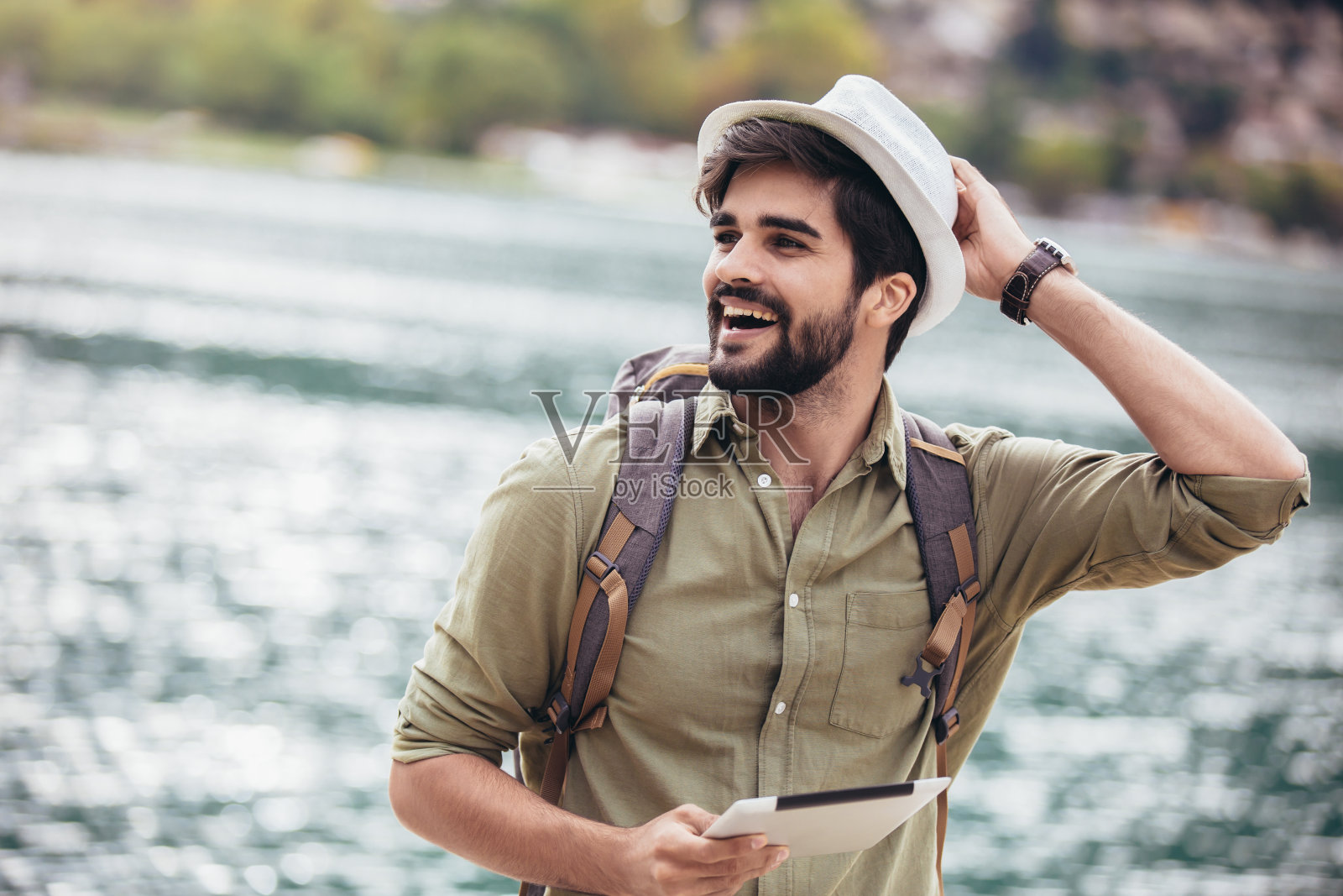 一个年轻人走在海滨旅游胜地的港口照片摄影图片