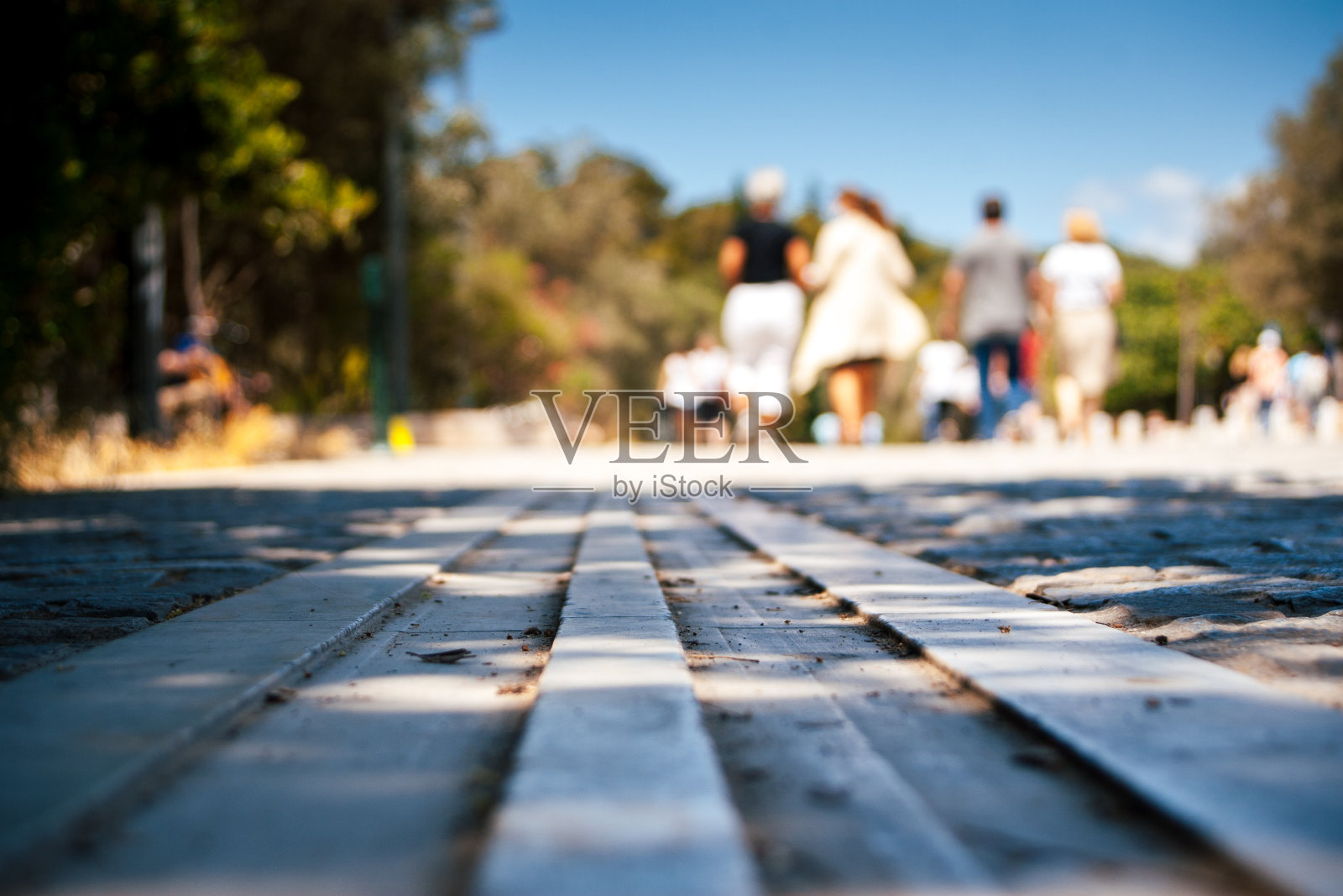 走在雅典Diosiniou Aeropagitou大街上照片摄影图片