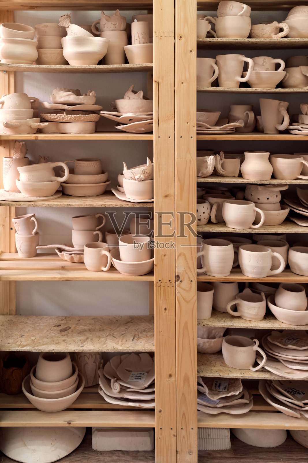 陶器储存在阳光下，在白天装满餐具照片摄影图片