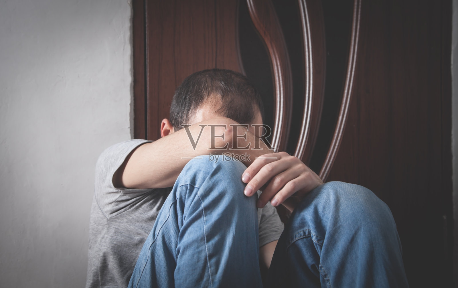 在家中沮丧的白人男子，精神健康照片摄影图片