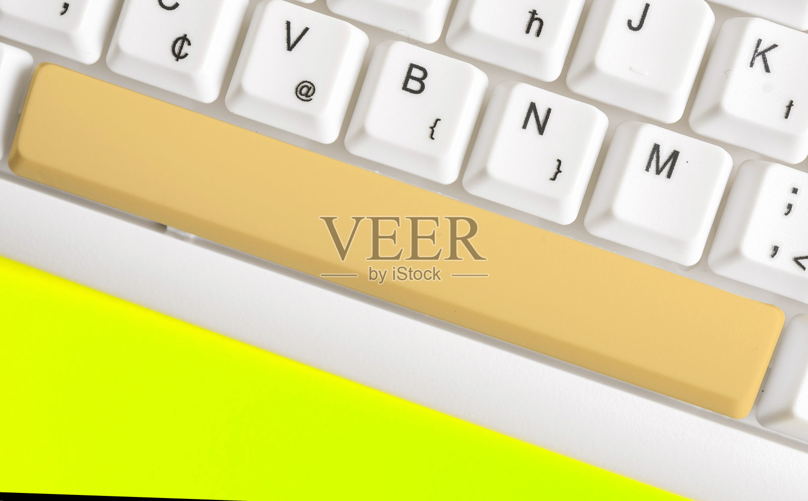 商业概念与笔记和Pc键盘。Colourfull Pc模拟键盘与空白拷贝空间以上的白色拷贝空间。文本消息的空白模型空间。照片摄影图片