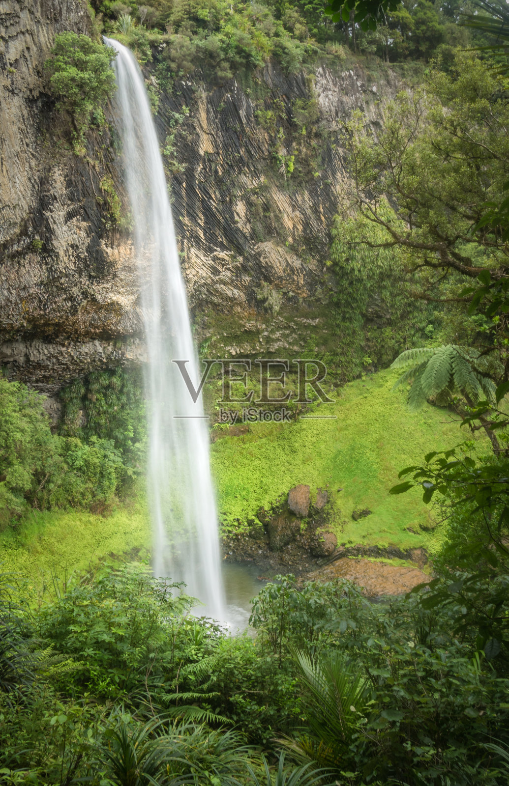 长时间曝光拍摄的美丽的亚热带瀑布照片摄影图片