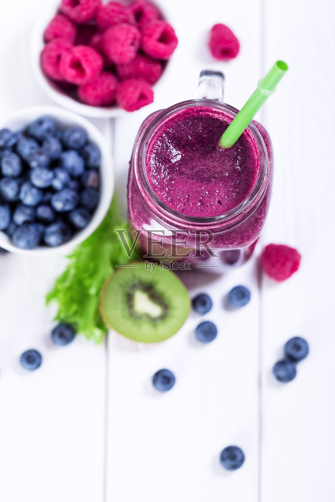 蓝莓和覆盆子新鲜冰沙，俯视图照片摄影图片