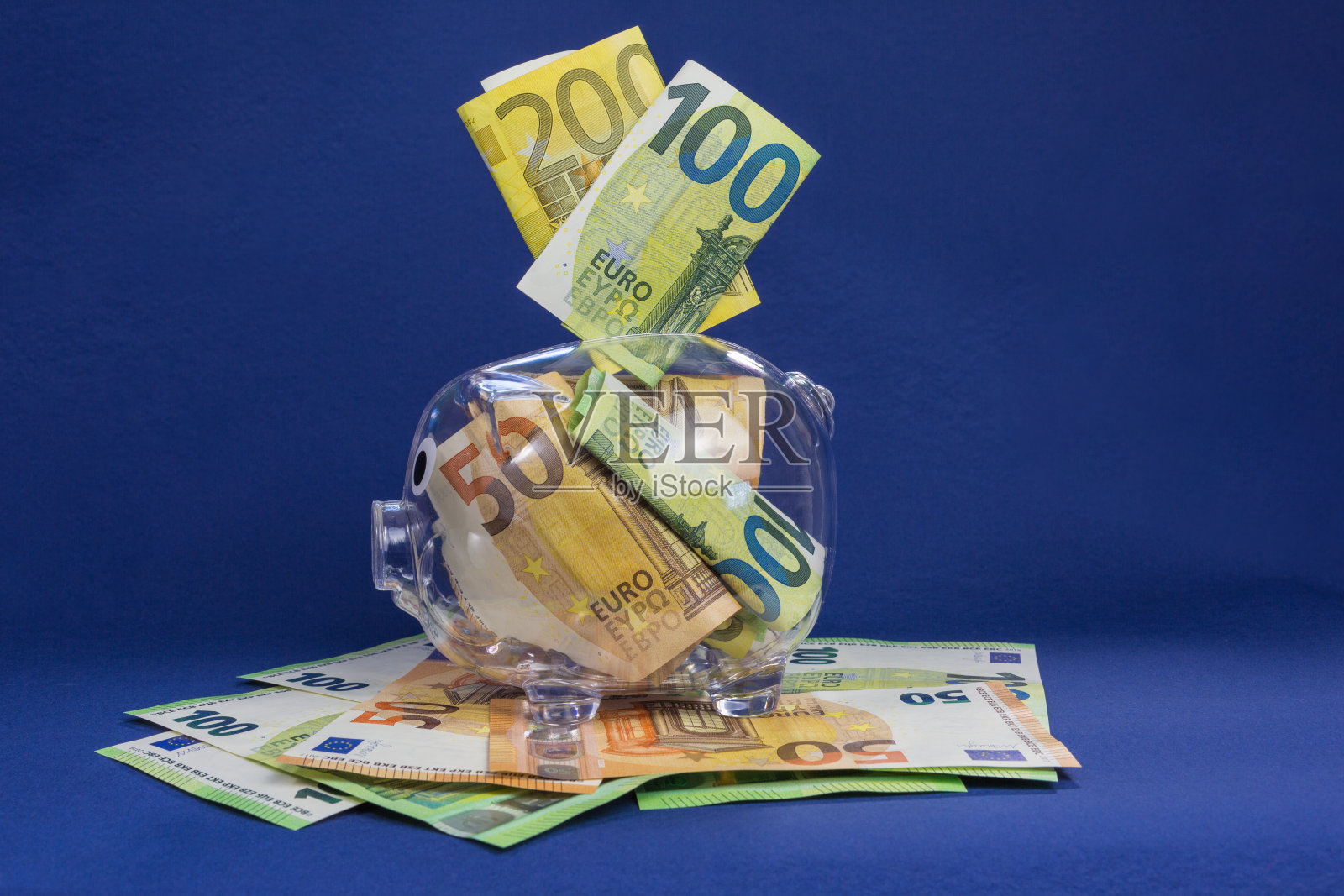 透明的小猪银行与欧元纸币照片摄影图片