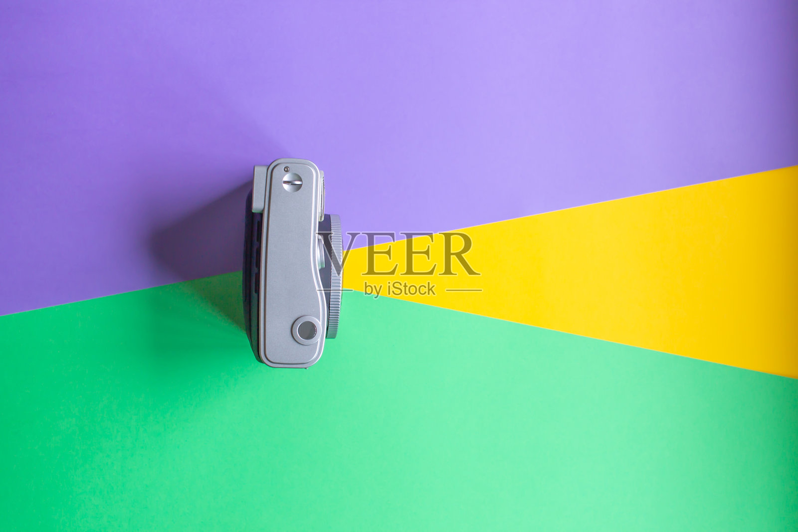 时尚电影复古相机。炎热的夏天。彩色的背景照片摄影图片