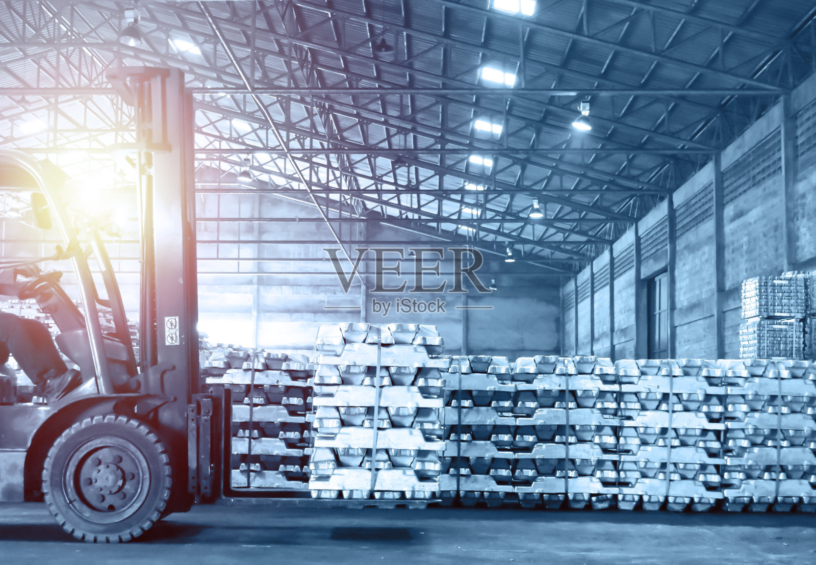 仓库内铝锭的叉车搬运包装。配送仓库和工业原料物流。照片摄影图片