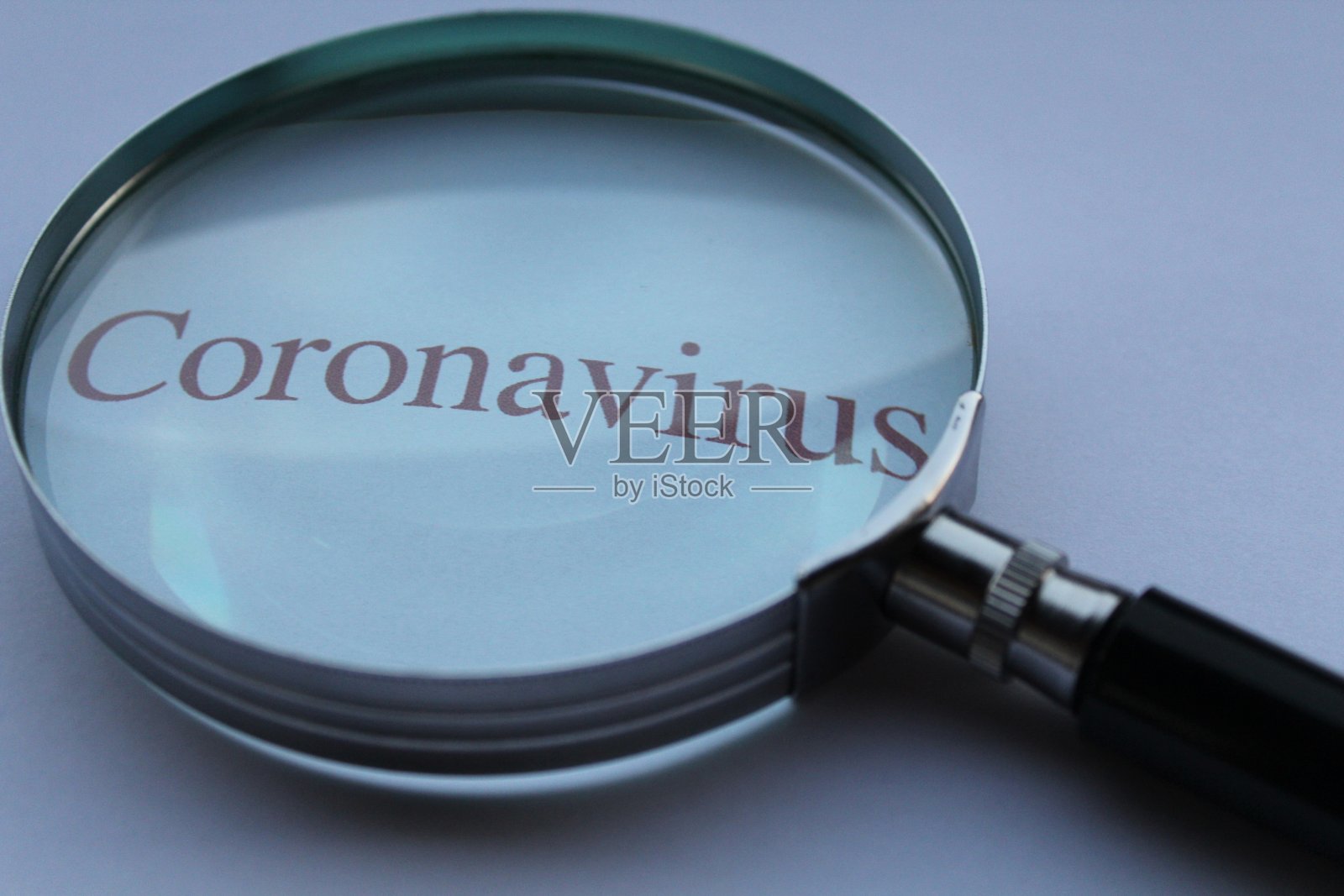 刻有科拉纳字样的放大镜照片摄影图片