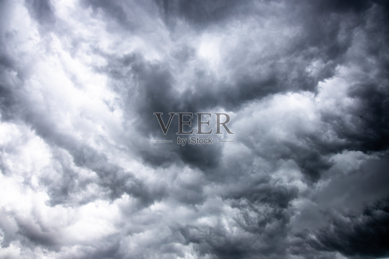 戏剧性的阴天与白色和黑色的云作为抽象的背景。照片摄影图片