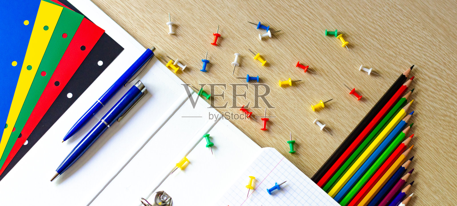 色彩斑斓的学校用品构成上以木质为背景。副本的空间。平的。回到学校理念，旗帜。。照片摄影图片