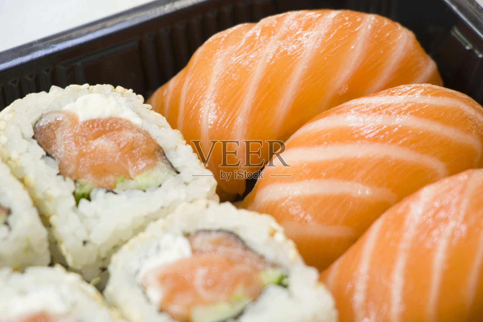 寿司摆在桌上，海鲜和蔬菜。特写镜头和宏观照片摄影图片