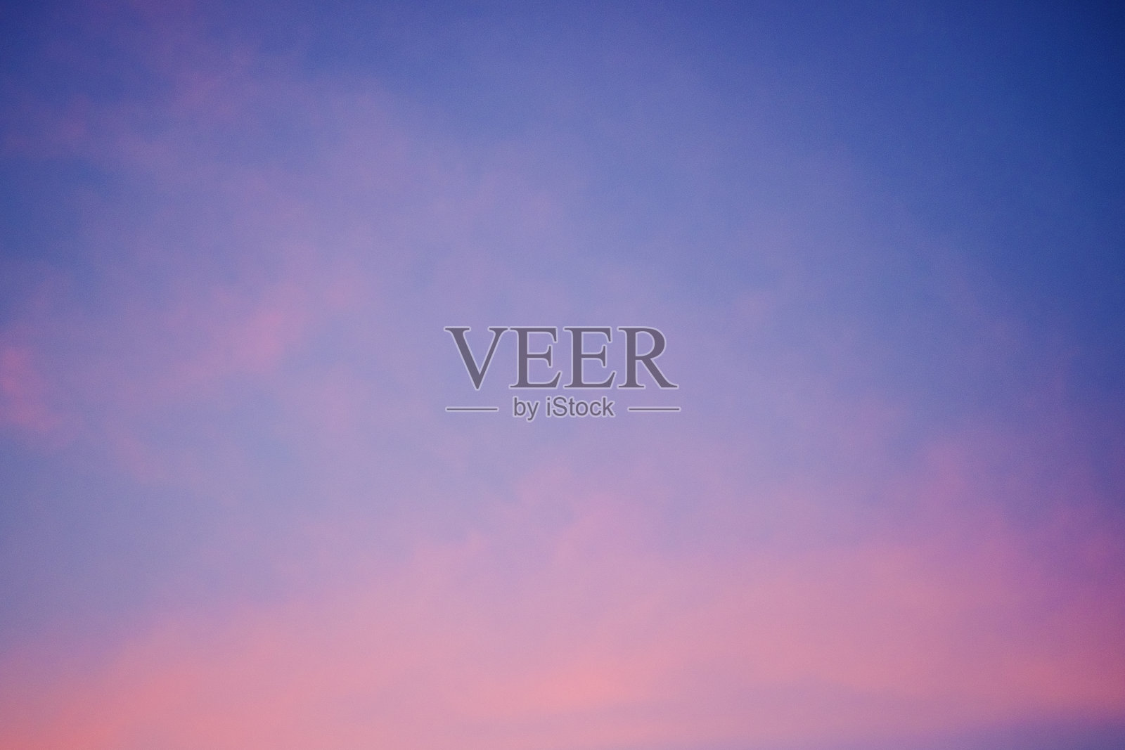 日落时的天空有蓝色和粉红色。照片摄影图片