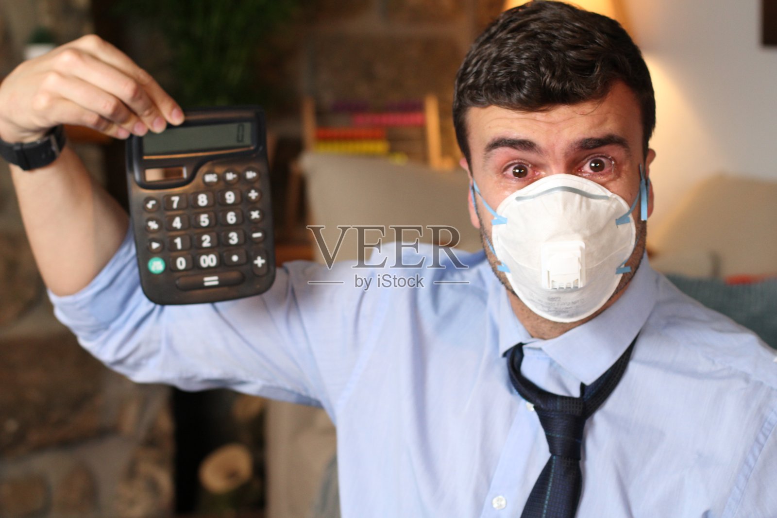 疫情期间遇到财务问题的商人照片摄影图片