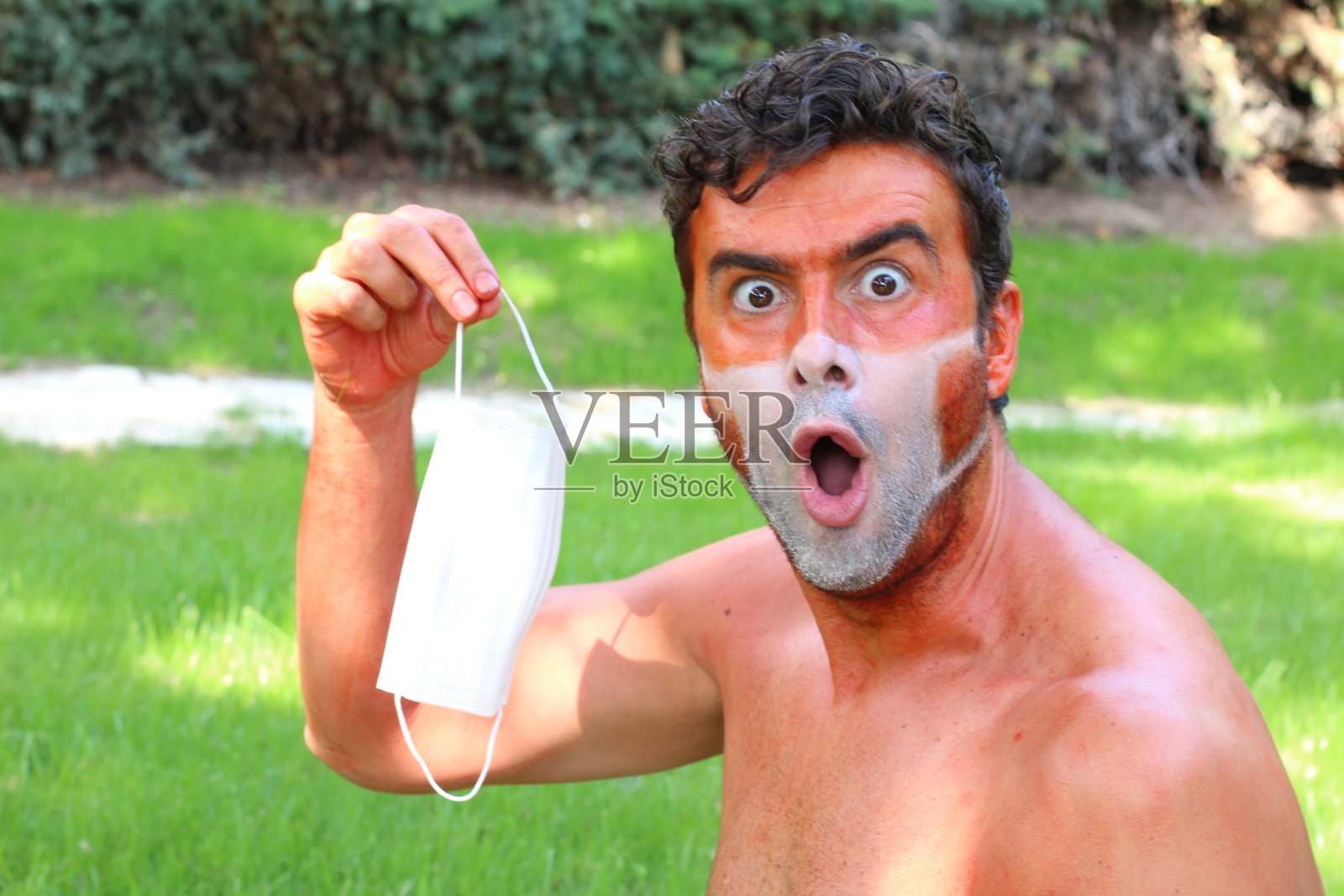 戴着医用口罩晒太阳的人照片摄影图片