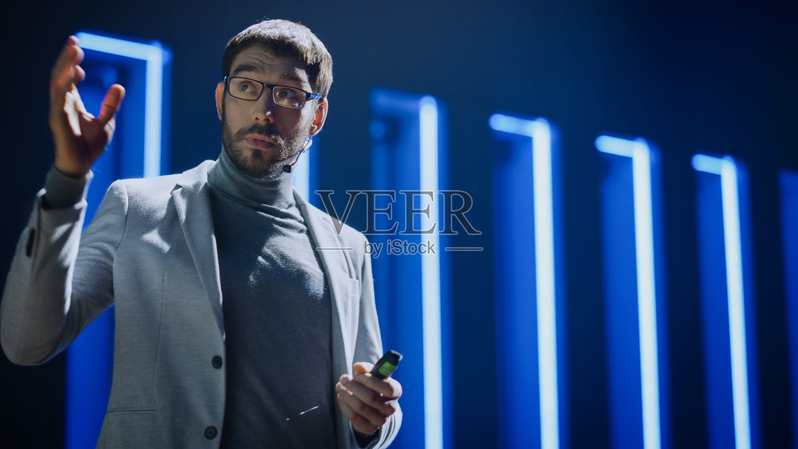 商业会议阶段:硬件开发者创业公司CEO介绍新产品，做励志演讲。演讲者讲授科学、技术、创业、发展、领导力照片摄影图片