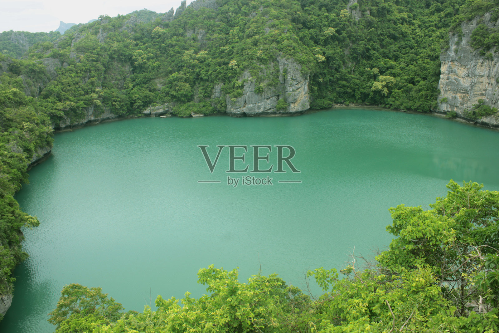 泰国昂通国家海洋公园湄谷岛的泻湖照片摄影图片