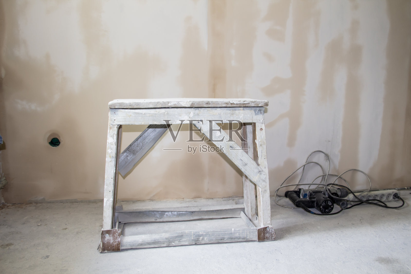 公寓的维修工作。修复的概念。修理钻拌机和施工山羊的脏污照片摄影图片