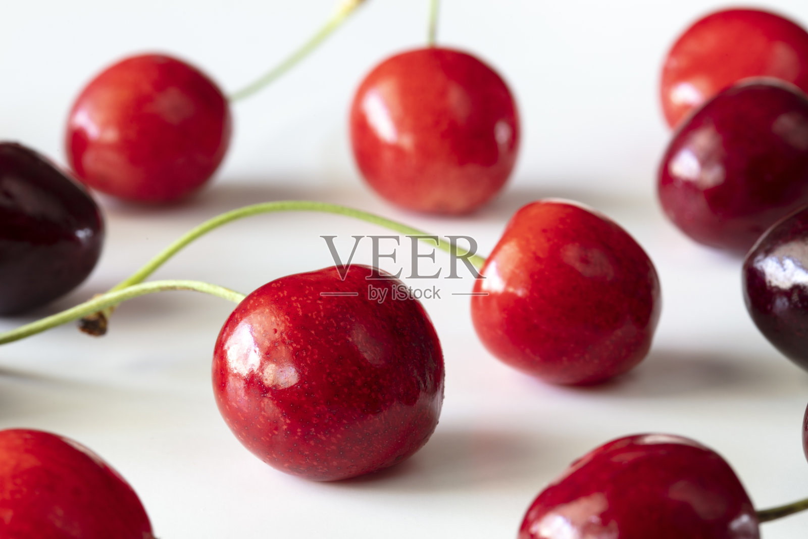 新鲜的红樱桃孤立在白色背景照片摄影图片