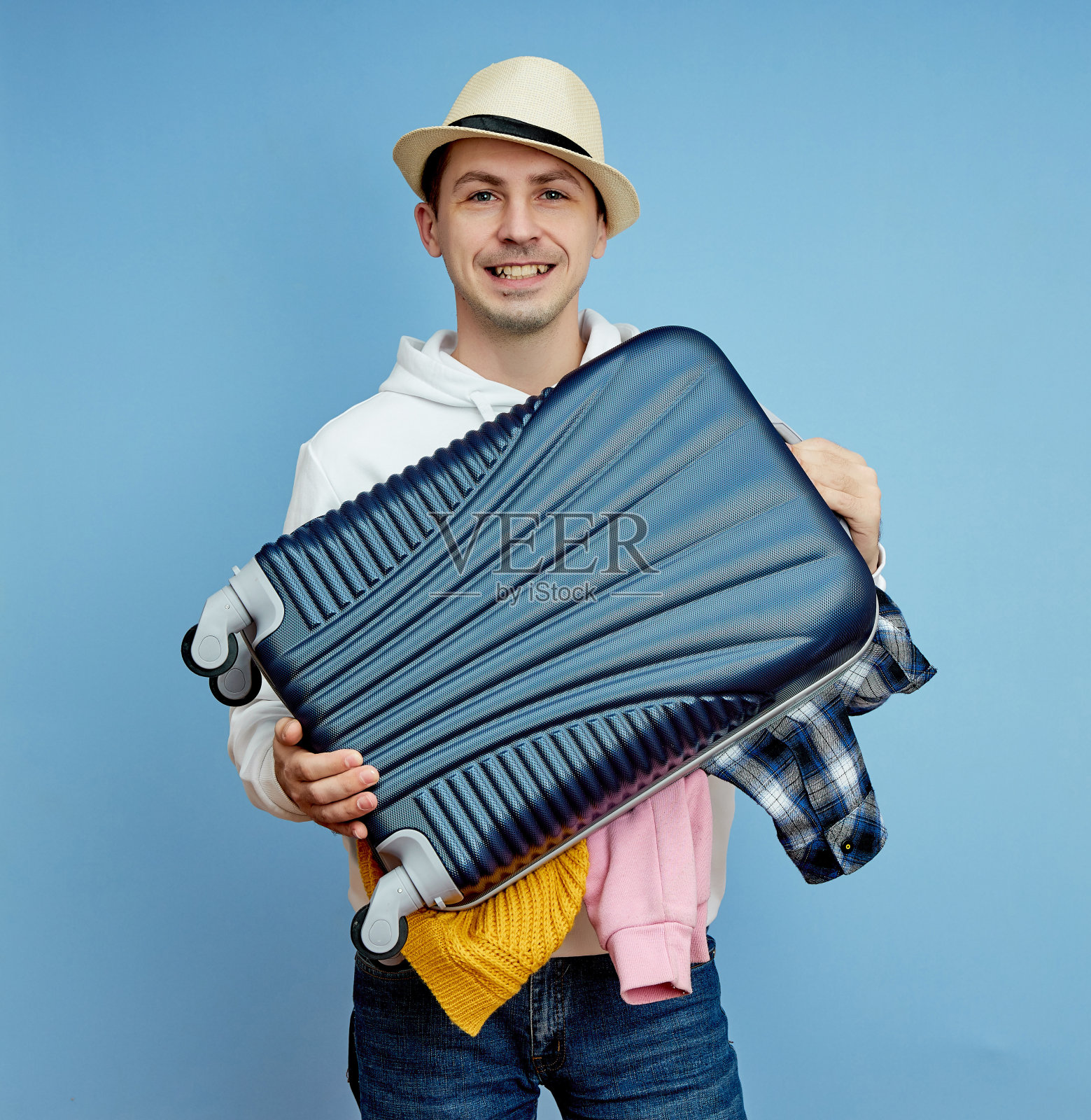 一名男子带着一个手提箱匆匆奔向飞机，东西从行李里掉了出来照片摄影图片