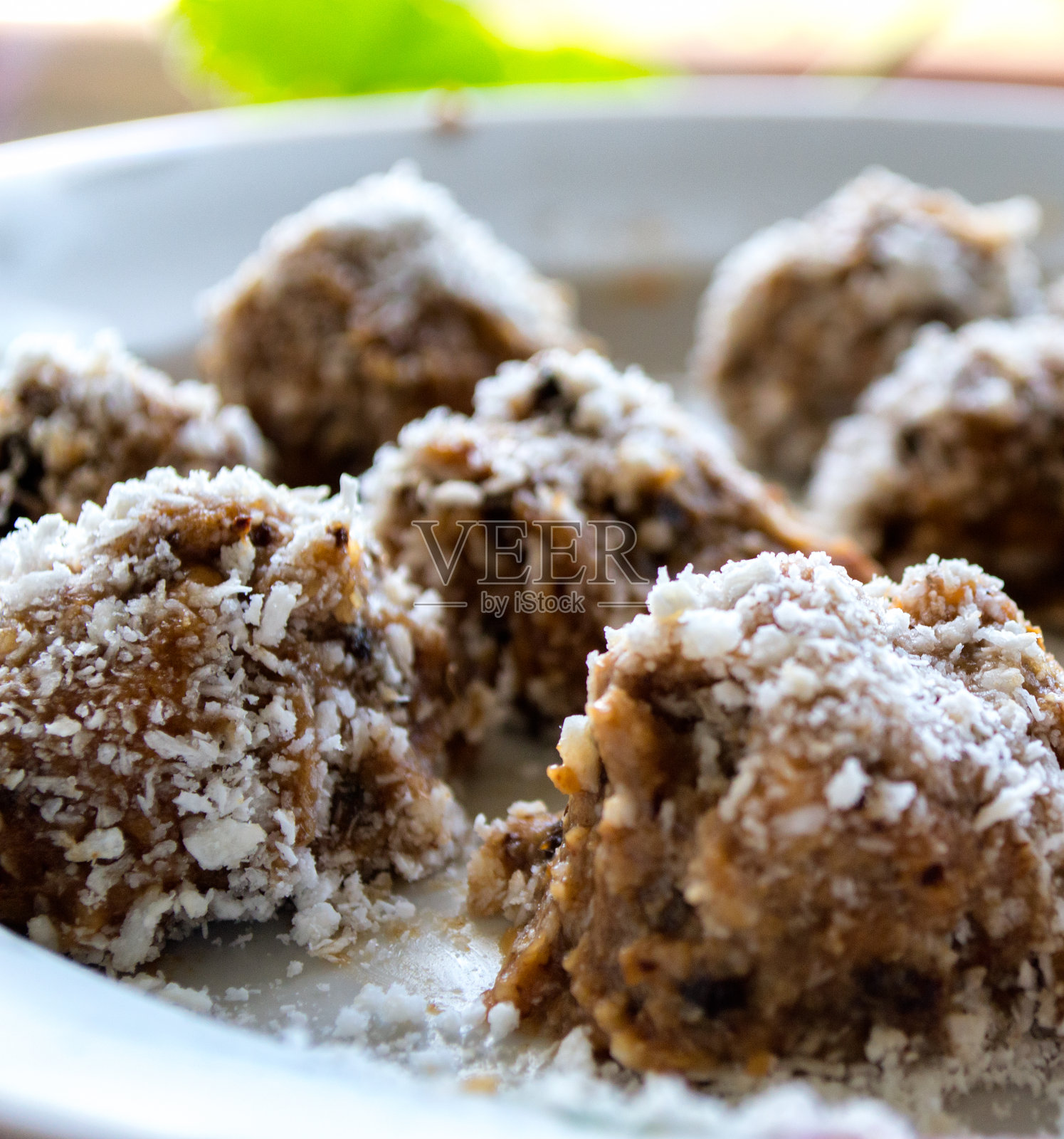 自制的糖果，由干果和花生酱撒上椰子制成照片摄影图片
