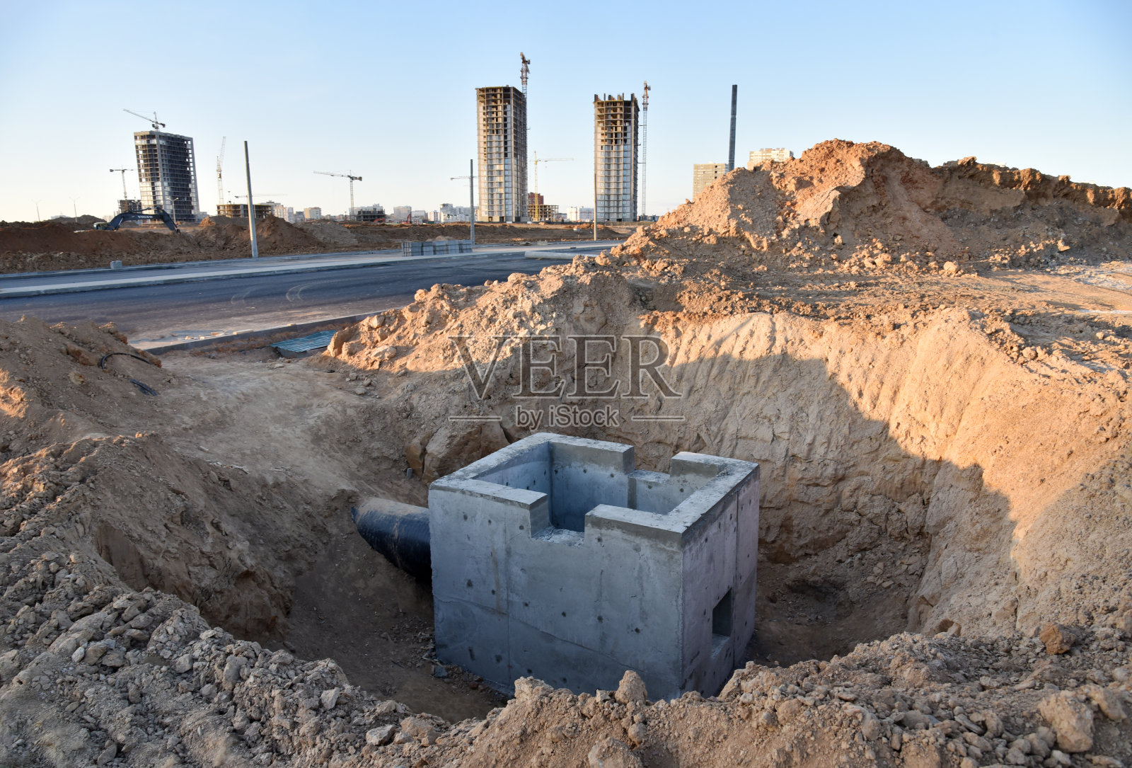 雨水井、卫生污水系统配电室和泵站建设照片摄影图片