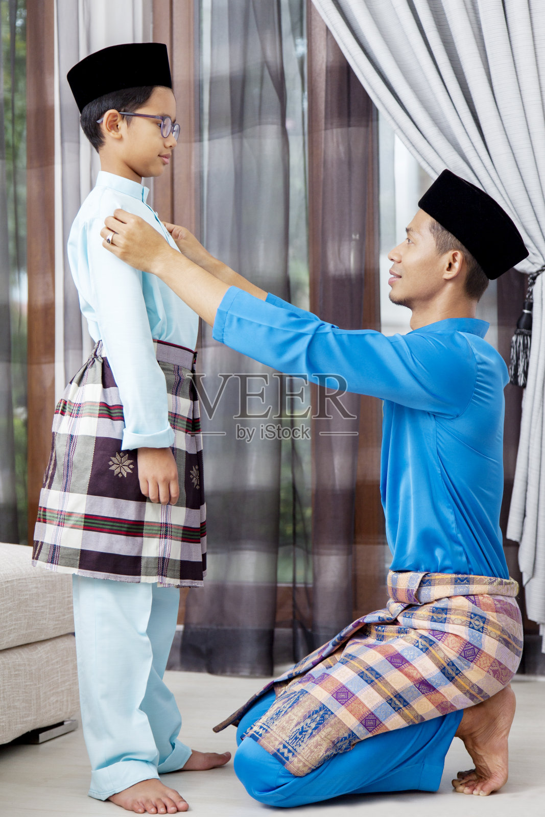 穆斯林男孩和他的父亲在开斋节照片摄影图片