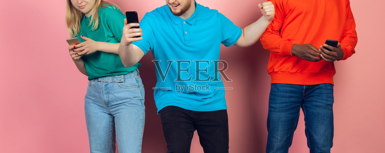 一群使用手机的朋友。青少年沉迷于新科技趋势。关闭了。照片摄影图片